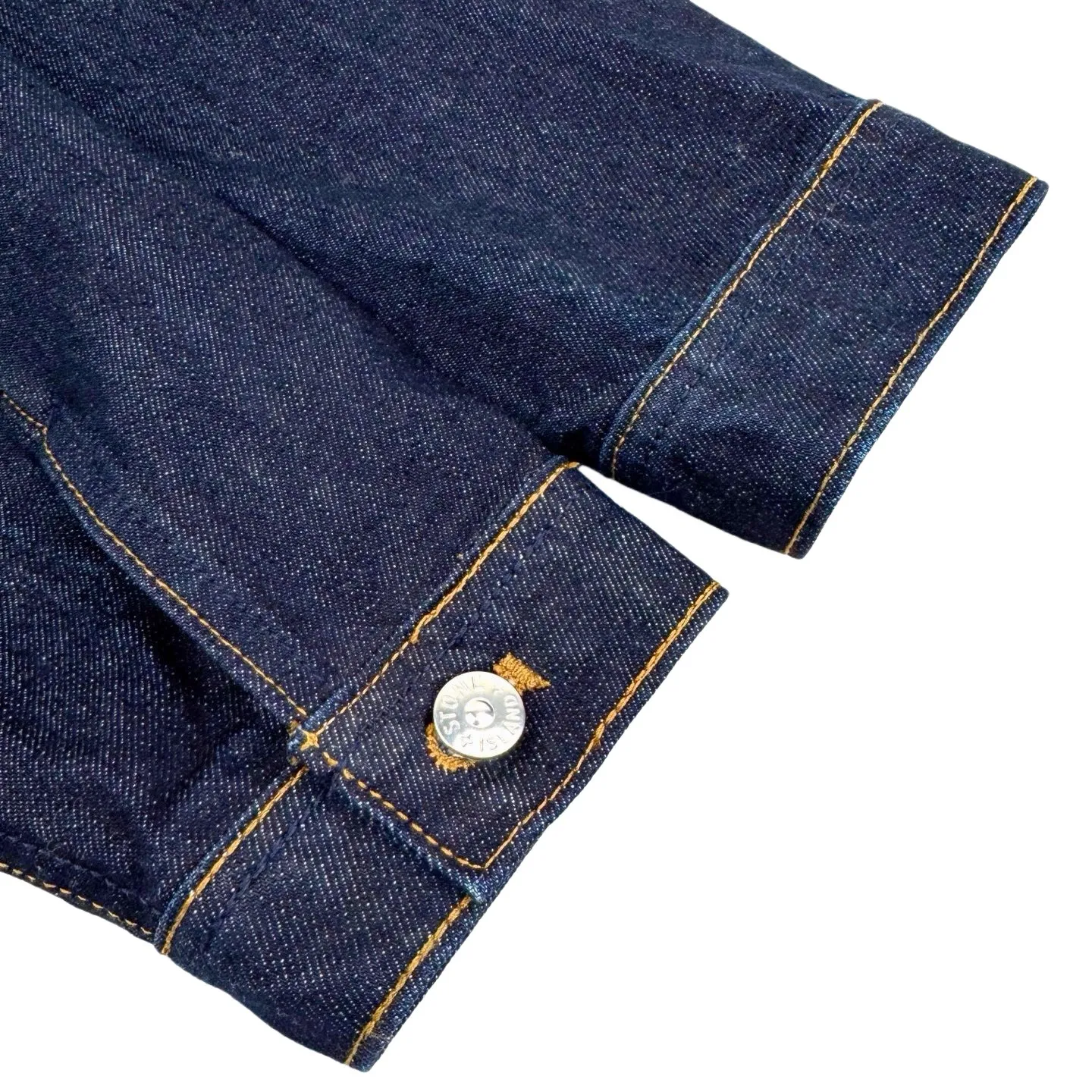 P490 Stone island double-pocket badge denim jacket (blue). The original purchase was RMB 6,300. The fabric is made of custom-made high-density twill denim. It is full of texture and comfortable to the skin. It uses classic indigo denim as the main tone. It has a retro charm and modern fashion sense. The front chest pocket is cut into the front with a golden ratio. A pragmatic reconstruction of the ritual sense. The iconic Stonesland badge is embellished on the sleeve, like a unique medal, highlighting the brand's imprint. Simple lines outline a neat silhouette, outlining a casual and free style. The workwear gene is infused with luxury DNA, simple charm, versatile charm, using imported machine embroidery technology. Using advanced computer control systems and precision mechanical components to realize the Stonesland badge embroidery operation with high precision. The lines are smooth and delicate. The whole garment is washed with Zhongxiao. Use a special solution to remove stains and slight fading. Snow wash to remove fading through strong washing. To make the color more uniform, the entire piece of clothing is stitched using an embedded clamp machine. The embedded clamp machine can control the distance between the two needles by changing the needle position, so that the stitching can be seamless, smooth and tidy. Size:S-M-L-XL